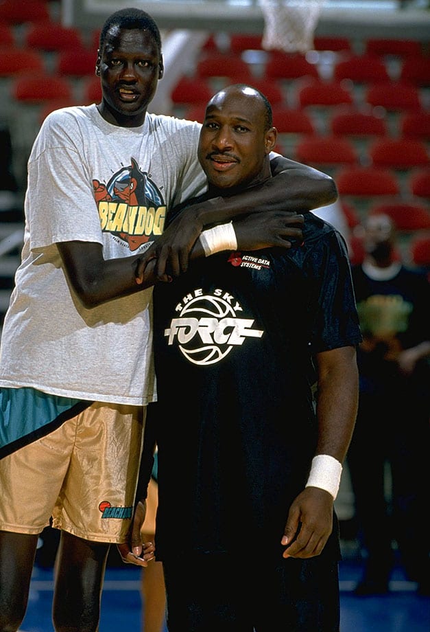 1995-1206-Darryl-Dawkins-Manute-Bol-05238524.jpg